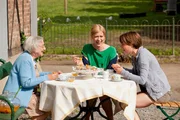 Tante Ente (Dorothea Walda, l.) setzt ihrer Nichte B&auml;rbel Schmied (Meike Droste, r.) und Sophie Haas (Caroline Peters, M.) ihren selbstgebackenen Haschisch-Karottenkuchen vor.