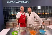 Der Vorkoster (r.) darf bei "Ritter Sport" hinter die Kulissen der Produktion schauen. Joachim Eissner zeigt, wie dort neue Sorten entwickelt werden. Der Vorkoster (r.) darf bei "Ritter Sport" hinter die Kulissen der Produktion schauen. Joachim Eissner zeigt, wie dort neue Sorten entwickelt werden.