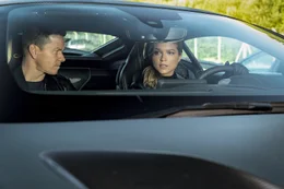 Evan McCauley (Mark Wahlberg, l.); Nora Brightman (Sophie Cookson, r.)