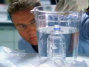 Grissom (William Petersen) untersucht die Wasserflasche des Opfers: Wie hat der M&ouml;rder das Gift in die geschlossene Plastikflasche geschleust?