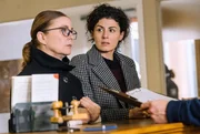 Detektivin Anne Fuchs (Lina Wendel, li) gibt sich als Anwältin ihrer Auftraggeberin Corina Loose (Liza Tzschirner, re) aus, um bei der Polizei an Informationen zu kommen.