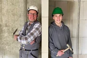Polier Markus (l, 54) mit Maurer-Azubi Gordon (20) lieben die Abwechslung im Job. Polier Markus (l, 54) mit Maurer-Azubi Gordon (20) lieben die Abwechslung im Job.