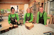 Tischlerin-Azubis Heather (l, 21) und Gina (25) und Tischler-Geselle Niklas (r, 28) sind ein starkes Team. Tischlerin-Azubis Heather (l, 21) und Gina (25) und Tischler-Geselle Niklas (r, 28) sind ein starkes Team.