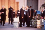 Goodspeed (Nicolas Cage, v.r.) hat Mason (Sean Connery, v.l.) gestellt - FBI-Director James Womack (John Spencer, Mi.) und seine M&auml;nner treffen erst sp&auml;ter ein.