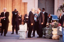 Goodspeed (Nicolas Cage, v.r.) hat Mason (Sean Connery, v.l.) gestellt - FBI-Director James Womack (John Spencer, Mi.) und seine M&auml;nner treffen erst sp&auml;ter ein.