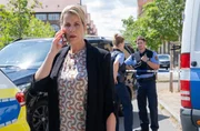 Bea Hölsch (Daniela Wutte, re.) ist mit Fieber umgekippt und hat sich einen Schlüsselbeinbruch zugezogen. Ihren behandelnden Arzt Dr. Martin Stein (Bernhard Bettermann, li.) bringt sie mit ihrem sehr anschmachtenden Verhalten in eine ziemlich unangenehme Situation. Auch Dr. Kathrin Globisch (Andrea Kathrin Loewig, mi.) ist ziemlich irritiert.