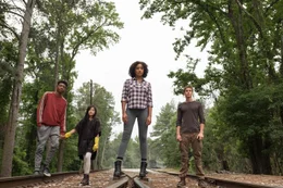 (v.l.n.r.) Chubs (Skylan Brooks); Zu (Miya Cech); Ruby Daly (Amandla Stenberg); Liam Stewart (Harris Dickinson)