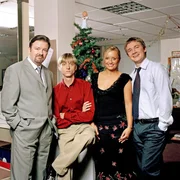 Für die Weihnachtsfeier finden sich alle wieder im Büro ein. (v. l. n. r. Ricky Gervais, Mackenzie Crook, Lucy Davis, Martin Freeman) Für die Weihnachtsfeier finden sich alle wieder im Büro ein. (v. l. n. r. Ricky Gervais, Mackenzie Crook, Lucy Davis, Martin Freeman)