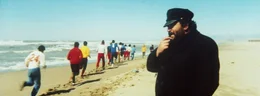 Der Seemann und Ex-Footballspieler M&uuml;cke (Bud Spencer, r.) muss ganz sch&ouml;n tief in die Trickkiste greifen, um die Dorf-Jugend in eine Footballmannschaft zu verwandeln, die gegen das draufg&auml;ngerische Army-Team bestehen kann ...