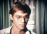 Einen Aufsatz mit dem Thema "Die außergewöhnlichste Person, die ich je kennen lernte" nimmt John-Boy (Richard Thomas) zum Anlass, um seine Lieblings-Lehrerin Miss Hunter zu ehren. Einen Aufsatz mit dem Thema "Die außergewöhnlichste Person, die ich je kennen lernte" nimmt John-Boy (Richard Thomas) zum Anlass, um seine Lieblings-Lehrerin Miss Hunter zu ehren.