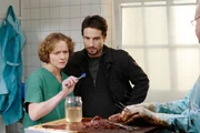 Die Obduktion stellt Kommissar Stedefreund vor einige Rätsel. v.l.: Rechtsmedizinerin (Henriette Cejpek), Kommissar Stedefreund (Oliver Mommsen)