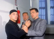 Die Kommissare Bonhoff (Wolfgang Krewe, re.) und Kehler (Wolfgang Bathke, Mi.) glauben, dass der Anführer der Satanistengruppe, Hendryk Freibach (Heinrich Schmieder), die Zeugin versucht zu beeinflussen und nehmen ihn als Tatverdächtigen fest. Die Kommissare Bonhoff (Wolfgang Krewe, re.) und Kehler (Wolfgang Bathke, Mi.) glauben, dass der Anführer der Satanistengruppe, Hendryk Freibach (Heinrich Schmieder), die Zeugin versucht zu beeinflussen und nehmen ihn als Tatverdächtigen fest.