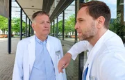 Dr. Roland Heilmann (Thomas R&uuml;hmann, links) bittet seinen Chefarzt Dr. Kai Hoffmann (Julian Weigend) seinen F&uuml;hrungsstil und seinen Ton gegen&uuml;ber den Mitarbeitern zu &uuml;berdenken: Kommunikation ist keine Einbahnstra&szlig;e und die Sachsenklinik keine Kaserne.