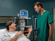 Stefan Merck (Martin Armknecht, links) hat beim Heben des Klaviers einen nahezu identischen Bandscheibenvorfall wie Georg B&uuml;ttner zugezogen. Stefan hat sich jedoch f&uuml;r die schnellere Behandlung durch eine OP von Dr. Martin Stein (Bernhard Bettermann) entschieden. Die OP geht zwar gut, doch es gab eine Narkosemittelunvertr&auml;glichkeit, eine maligne Hyperthermie, die ihm fast das Leben gekostet h&auml;tte. Da aber alles gut gegangen ist, macht sich Stefan Merck keine weiteren Gedanken.