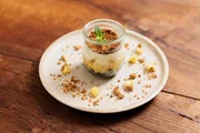 Menü von Stefanie Weig aus der Oberpfalz. Nachspeise: "Linsen Crumble" - warmer Beeren-Linsenauflauf mit Mascarpone. Menü von Stefanie Weig aus der Oberpfalz. Nachspeise: "Linsen Crumble" - warmer Beeren-Linsenauflauf mit Mascarpone.