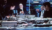 Commander Anderson (Michael Biehn, 2.v.l.), James Womack (John Spencer, 2.v.r.) und Lieutenant Shephard (Danny Nucci, r.) lassen sich von Mason (Sean Connery, M.) &uuml;ber das Innenleben von Alcatraz aufkl&auml;ren