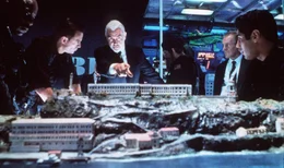 Commander Anderson (Michael Biehn, 2.v.l.), James Womack (John Spencer, 2.v.r.) und Lieutenant Shephard (Danny Nucci, r.) lassen sich von Mason (Sean Connery, M.) &uuml;ber das Innenleben von Alcatraz aufkl&auml;ren