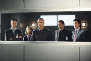 Hotch (Thomas Gibson, l.), Reid (Matthew Gray Gubler, 2.v.l.), Morgan (Shemar Moore, M.) und Rossi (Joe Mantegna, 2.v.r.) werden von Lt. Detective Owen Kim (Ian Anthony Dale, r.) an die Westküste beordert, um dort bei der Aufklärung einer Mordserie behilflich zu sein ... Hotch (Thomas Gibson, l.), Reid (Matthew Gray Gubler, 2.v.l.), Morgan (Shemar Moore, M.) und Rossi (Joe Mantegna, 2.v.r.) werden von Lt. Detective Owen Kim (Ian Anthony Dale, r.) an die Westküste beordert, um dort bei der Aufklärung einer Mordserie behilflich zu sein ...