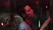 Schwester Carla (Haley Louise Jones, r.) steckt aufgrund eines Stromausfalls mit Patientin Anja (Anna Brüggemann, l.) im Fahrstuhl fest.