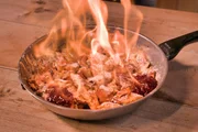 Flambierter Kaiserschmarrn in der Pfanne auf der „Halseralm” während der Dreharbeiten am 27.01.2025 für ServusTV "Paula kocht - Draußen im Winter" Flambierter Kaiserschmarrn in der Pfanne auf der „Halseralm” während der Dreharbeiten am 27.01.2025 für ServusTV "Paula kocht - Draußen im Winter"