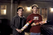 Malcolm (Frankie Muniz, l.) und Reese (Justin Berfield) reißen sich versteckte Feuerwerkskörper unter den Nagel.