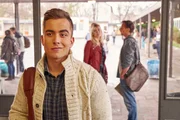 Stefan Vollmer (Hendrik Duryn, r.) bekommt mit, dass alle M&auml;dels der Schule - so auch Emma (Zsa Zsa B&uuml;rkle) - auf den gutausehenden Niklas (Jonathan-Elias Weiske) stehen.