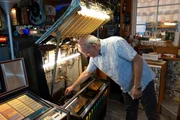 Jukebox-Sammler Kurt Kager beim Reparieren einer Jukebox während Servus TVs "HL Stainz", Steiermark.