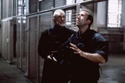 Nachdem sie auf die Insel gelangt sind, machen sich Mason (Sean Connery, l.) und Goodspeed (Nicolas Cage) auf die Suche nach den Raketen