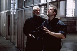 Nachdem sie auf die Insel gelangt sind, machen sich Mason (Sean Connery, l.) und Goodspeed (Nicolas Cage) auf die Suche nach den Raketen