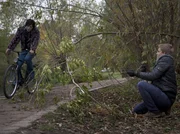 Phillip (Jacob Gunkel, re.) versucht Berti (Pascal Kleßen) mit Hilfe eines Astes vom Fahrrad zu stürzen. Phillip (Jacob Gunkel, re.) versucht Berti (Pascal Kleßen) mit Hilfe eines Astes vom Fahrrad zu stürzen.
