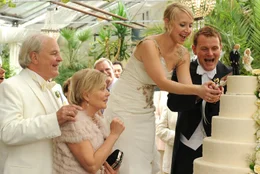 Adam (Michael K&ouml;nig, li.) und Karin (Cornelia K&ouml;ndgen, 2. v. li.) feiern die Hochzeit von Diana (Anna Maria M&uuml;he) und Matthias (Devid Striesow).