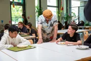 Besseresser Sebastian Lege macht den Kantinencheck an der Katharina-Henoth-Gesamtschule in Köln.