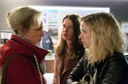 Carla Temme (Meike Droste, M.) begleitet Ruth Schirmer (Merle Collet, r.) auf die Polizeiwache zu einem Treffen mit Christine Höffner (Stefanie Rösner, l.), die sofortigen Zugang zu ihrem leiblichen Sohn fordert.