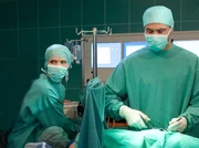 Bei der Operation von Georg B&uuml;ttner (Staphan Schad, liegend) kommt es zur Verbl&uuml;ffung von Dr. Kathrin Globisch (Andrea Kathrin Loewig) und Dr. Martin Stein (Bernhard Bettermann, rechts) zur gleichen Narkosemittelunvertr&auml;glichkeit, wie bei der OP von Stefan Merck. Da diese maligne Hyperthermie &auml;u&szlig;erst selten ist, suchen die &Auml;rzte nach Verbindungen zwischen den beiden Patienten und kommen zu einem verbl&uuml;ffenden Ergebnis.