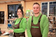 Tischlerin-Azubi Heather (l, 21) wird von Geselle Niklas (28) ausgebildet. Tischlerin-Azubi Heather (l, 21) wird von Geselle Niklas (28) ausgebildet.