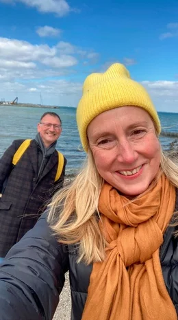 Das Leben von Claudia und ihrem Mann Uwe hat sich im September 2023 dramatisch ver&auml;ndert. Er erh&auml;lt die Diagnose ALS. Die Nervenkrankheit ist unheilbar. Uwes Zustand verschlechtert sich rasant. Eine Herausforderung f&uuml;r Claudia, die ihn bei allen Entscheidungen unterst&uuml;tzt und bis zuletzt an seiner Seite ist: beim letzten Gleitschirmflug, dem Einzug ins Hospiz, bei seinem Tod. Und dar&uuml;ber hinaus. - Claudia Finke mit Ehemann Uwe Korous