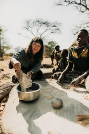 Eva macht Baobab-Fruchtsaft.