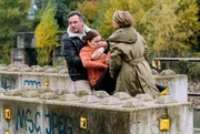 Schwebt in großer Gefahr: Anne (Lina Wendel, Mi) wird bewusstlos von Stefan Vierhaus (Roland Silbernagl, li) und Antonia Goelen (Sonja Baum, re) zur Kaimauer getragen.
