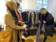 V.l.: Shoppingbegleitung Eva, Verkäuferin und Kandidatin Katharina.