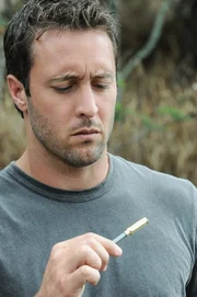 Während Steve (Alex O'Loughlin, r.) und seine Kollegen an einem neuen Fall arbeiten, versucht Catherine (Michelle Borth, l.) über einen Beamten des Zeugenschutzprogramms den Aufenthalt seiner Mutter herauszubekommen ...