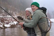Paula Bründl und Sternekoch Philip Rachinger beim Fliegenfischen in der Großen Mühl (Fluss) während der Dreharbeiten für ServusTV "Paula kocht - Draußen im Winter" Paula Bründl und Sternekoch Philip Rachinger beim Fliegenfischen in der Großen Mühl (Fluss) während der Dreharbeiten für ServusTV "Paula kocht - Draußen im Winter"