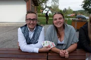 Alyssa Zach und Benjamin Höller von der Landjugend Georgsberg-Rassach mit Schnapskarten 2 während "HL Stainz", Steiermark.
