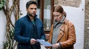 Anne Marie Fuchs (Lina Wendel, re) und Youssef El Kilali (Karim Chérif, li) finden einen Hinweis in der Wohnung der Toten. Anne Marie Fuchs (Lina Wendel, re) und Youssef El Kilali (Karim Chérif, li) finden einen Hinweis in der Wohnung der Toten.