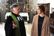 Pfarrer Raimund  (Bernd Stegemann) hat in Lily (Jeanette Hain) eine verl&auml;ssliche Assistentin gefunden.