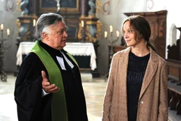 Pfarrer Raimund  (Bernd Stegemann) hat in Lily (Jeanette Hain) eine verl&auml;ssliche Assistentin gefunden.