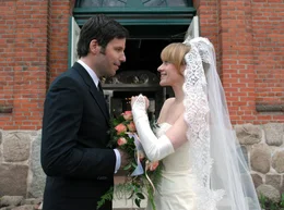 Auf in die Flitterwochen: Daniel (Tim Bergmann) und Ellen (Caroline Peters) k&ouml;nnen ihr Ehegl&uuml;ck noch gar nicht richtig fassen.