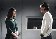 Die Ermittlungen führen Prentiss (Paget Brewster, l.) und ihre Kollegen zu Popstar Paul Davies alias Dante (Gavin Rossdale, r.). Doch hat er etwas mit den Morden zu tun? Die Ermittlungen führen Prentiss (Paget Brewster, l.) und ihre Kollegen zu Popstar Paul Davies alias Dante (Gavin Rossdale, r.). Doch hat er etwas mit den Morden zu tun?