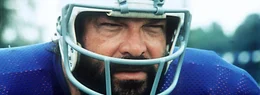Um es den arroganten Soldaten zu zeigen, zieht der Ex-Footballstar M&uuml;cke (Bud Spencer) noch einmal seine Football-Ausr&uuml;stung an und trainiert die Jungs aus dem Dorf f&uuml;r das gro&szlig;e Duell ..._Titel: Sie nannten ihn M&uuml;cke