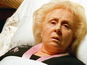Virginia Harrington (Doris Roberts) wird mit Medikamenten in einen k&uuml;nstlichen D&auml;mmerzustand versetzt. Wer hat ein Interesse daran, dass die Gro&szlig;mutter nicht mehr alles mitbekommt?