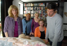 Gemeinsam nehmen Daniel (Tim Bergmann, rechts), Charlotte (Margarita Broich, 2. von rechts), Jenny (Jytte-Merle B&ouml;hrnsen, Mitte), Rita (Ulrike Bliefert, 2. von links) und Ellen (Caroline Peters, links) Abschied von Luise (Christiane H&ouml;rbiger).